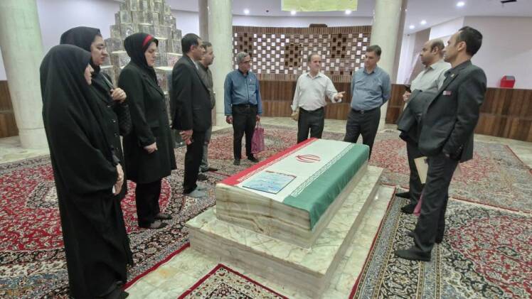 بازدید مدیریت و کارکنان هتل پارسیان صفاییه از موزه دفاع مقدس یزد