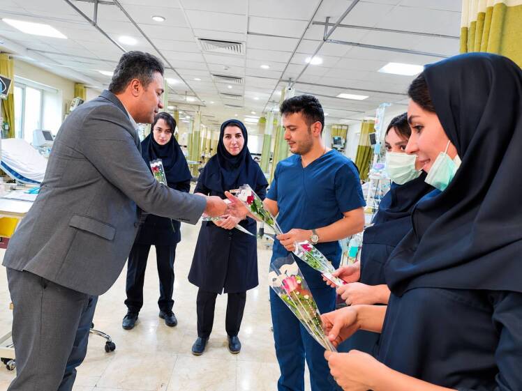 تجلیل مدیرعامل و مدیران میانی هتل پارسیان کوثر تهران از پرستاران زحمتکش بیمارستان فیروزگر