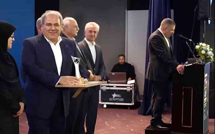 جایزۀ ملی کیفیت ایران در دستان مدیرعامل هتل پارسیان آزادی